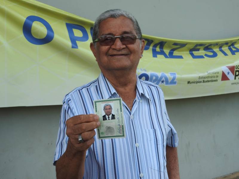 Termina neste sábado, 17, o atendimento da Caravana Pro Paz Cidadania em Bragança, município localizado na região nordeste do estado. Com o apoio da prefeitura e secretarias estaduais, a ação começou na quinta-feira, 15, no ginásio do Senai. Até o momento, mais de dois mil atendimentos foram feitos. A população pode solicitar a emissão de RG, CPF, certidão de nascimento (1° e 2° via), Id Jovem, identidade de nome social e aconselhamento jurídico. Na foto, Caetano Cardoso, 75 anos.
FOTO: CARLOS SODRÉ / AG. PARÁ
DATA: 16.03.2018
BRAGANÇA - PARÁ <div class='credito_fotos'>Foto: Carlos Sodré/Agência Pará | <a href='/midias/2018/originais/05b8bab7-f4f8-4209-ad23-2cdf35b3869f.jpg' download><i class='fa-solid fa-download'></i> Download</a></div>