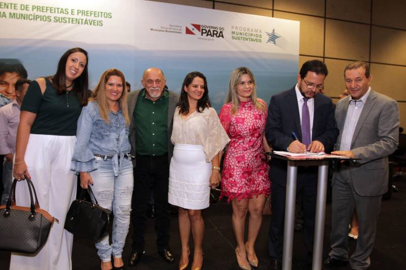 O primeiro dia do Fórum Permanente de Prefeitas e Prefeitos dos Municípios Sustentáveis contou com a participação de 85 prefeitos , 17 vices e 21 secretários municipais dos 141 municípios manifestaram interesse em adotar as diretrizes do programa. Para o governador Simão Jatene, esta grande participação simboliza a união de agentes públicos que colocaram os interesses coletivos acima dos interesses individuais para construir um estado melhor para todos. Com o tema “Gestão Compartilhada”, o evento traz as experiências e os desdobramentos das agendas governamentais que foram planejadas em parceria com as gestões municipais. Através da Secretaria Extraordinária de Municípios Sustentáveis (Semsu) Governo do Pará, por meio da Semsu, investe na capacitação dos municípios para a promoção de uma gestão fiscal eficiente. Para Izabela Jatene, este primeiro dia serviu para sinalizar o quanto os gestores estão preocupados com o equilíbrio da questão fiscal dos municípios e em desenvolver uma governança compartilhada para desenvolver seus municípios.
FOTO: CRISTINO MARTINS / AG. PARÁ
DATA: 07.02.2018
BELÉM - PARÁ <div class='credito_fotos'>Foto: Cristino Martins/Ag. Pará | <a href='/midias/2018/originais/05ba4a60-a5d5-4730-8ea2-64189acd3cdf.jpg' download><i class='fa-solid fa-download'></i> Download</a></div>