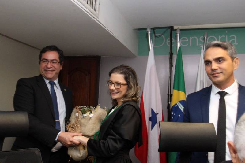 A Defensora Pública Geral, Jeniffer de Barros Rodrigues (foto), foi reconduzida pelo Conselho Superior da Defensoria Pública do Estado do Pará para mais um biênio frente à Defensoria Pública do Estado do Pará. A 52ª Sessão Extraordinária do Conselho Superior ocorreu nesta terça-feira, 26 de junho, e foi presidida pelo Subdefensor Público Geral do Estado do Pará, Vladimir Koenig. Jeniffer de Barros Rodrigues foi reconduzida pelo Governador do Estado, Simão Jatene, por meio do decreto de 27 de março de 2018. A Defensora Pública Geral do Estado do Pará foi a candidata mais votada na eleição para o cargo, ocorrida em 09 de março de 2018, com 162 votos. A Sessão Solene contou com a presença de familiares, autoridades de Estado, membros da Gestão, defensores públicos e servidores da Defensoria Pública do Estado.
FOTO: MARCELO LELIS / AG. PARÁ
DATA: 26.06.2018
BELÉM - PARÁ <div class='credito_fotos'>Foto: Marcelo Lelis / Ag. Pará | <a href='/midias/2018/originais/05c52d1d-db6b-455f-b1f6-26e925cc7da9.jpg' download><i class='fa-solid fa-download'></i> Download</a></div>
