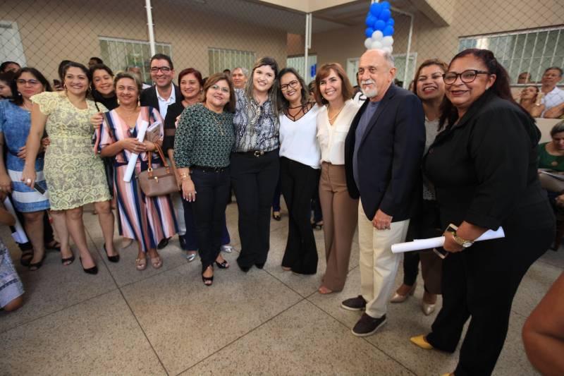 "Hoje vim para uma agenda de inauguração, mas vivi uma experiência de amor, que emana em cada ação dos alunos, professores, direção e de cada um que faz parte desta escola que se torna tão especial porque tem alma". A declaração foi feita pelo governador Simão Jatene (foto), nesta terça, 27, durante a inauguração da obra de reforma e ampliação da Escola Álvares de Azevedo, localizada no Bairro de Batista Campos, em Belém. O governador transformou a inauguração em uma grande confraternização. Passou a tarde na Escola e fez questão de cantar e dançar com os alunos, que expressaram muita gratidão pela obra. Atendendo atualmente 436 alunos, a “Álvares de Azevedo” é uma Unidade Especializada dedicada à educação de estudantes com deficiência visual, e que trabalha nos eixos da educação e da habilitação.
FOTO: MÁCIO FERREIRA / AG. PARÁ
DATA: 27.03.2018
BELÉM - PARÁ <div class='credito_fotos'>Foto: MÁCIO FERREIRA/ AG. PARÁ | <a href='/midias/2018/originais/05c99c41-d31f-4576-b6c8-467f2835640e.jpg' download><i class='fa-solid fa-download'></i> Download</a></div>