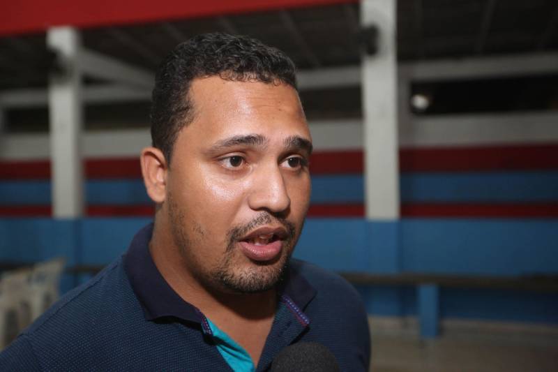 Em Tracuateua, o evento ocorreu no Salão da Marujada. O prefeito Tamariz Cavalcante comentou o trabalho da prefeitura realizado na área de saúde, e que os 4 km de asfaltamento irão contribuir com outra reivindicação dos moradores do município. Vindo de Marituba, o técnico em segurança pública, Jean Carvalho (foto) conta que tem uma relação próxima com a cidade devido à sua família ser de Tracuateua.
FOTO: SIDNEY OLIVEIRA / AG. PARÁ
DATA: 14.06.2018
TRACUATEUA - PARÁ <div class='credito_fotos'>Foto: Sidney Oliveira/Ag. Pará | <a href='/midias/2018/originais/05ccca7c-35ae-42dd-b101-0b74cd7f63d1.jpg' download><i class='fa-solid fa-download'></i> Download</a></div>