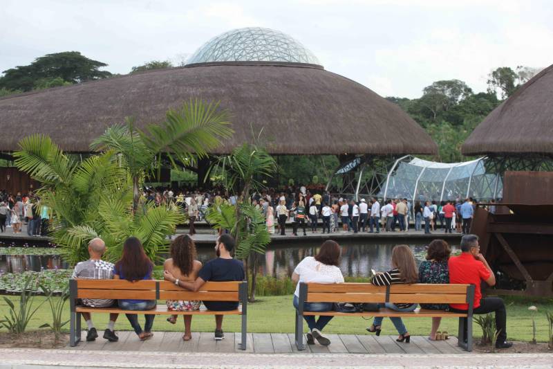 O Parque Estadual do Utinga (PEUt) o mais importante espaço de preservação e estudo da biodiversidade dentro da Região Metropolitana de Belém será reaberto à população a partir desta sexta,16, a partir das 16h30, com apresentações artísticas, com o Boi Veludinho, crianças do Pro Paz e a premiada Orquestra Sinfônica do Theatro da Paz. A apresentação será em um espaço ao ar livre e não será necessária a retirada de ingressos, por esse motivo, a recomendação é que o público chegue cedo, porque a entrada será fechada quando o espaço estiver lotado.
FOTO: SIDNEY OLIVEIRA / AG PARÁ
DATA: 16.03.2018
BELÉM - PARÁ <div class='credito_fotos'>Foto: Sidney Oliveira/Ag. Pará | <a href='/midias/2018/originais/05ce7773-ef80-4a84-a960-c6d0ab00d3d4.jpg' download><i class='fa-solid fa-download'></i> Download</a></div>