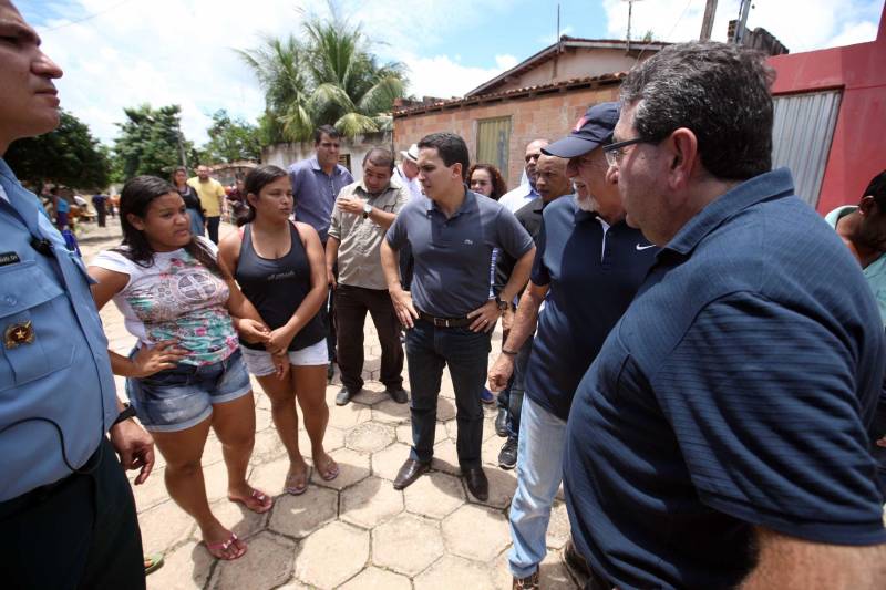 O Governador do Pará, Simão Jatene, esteve durante esta sexta-feira (13) no município de Paragominas. Além de visitar as áreas afetadas pela enxurrada que ocorreu na madrugada da quinta-feira (12), ele conversou com moradores atingidos, reuniu com autoridades municipais, secretários de estado, com o Corpo de Bombeiros e a Defesa Civil para traçar as metas e ações a serem cumpridas para restabelecer a normalidade na cidade. A forte enxurrada, que durou toda a madrugada, alagou cerca de 40% da cidade e atingiu 350 famílias. Até o momento, 13 locais foram adequados para funcionar como abrigo, entre escolas, associações, ginásios, entre outros, para receber desabrigados e desalojados.

FOTO: SIDNEY OLIVEIRA / AG. PARÁ
DATA: 13.04.2018
PARAGOMINAS - PARÁ <div class='credito_fotos'>Foto: Sidney Oliveira/Ag. Pará   |   <a href='/midias/2018/originais/05d8ae53-17bc-485e-901c-6780dae8690d.jpg' download><i class='fa-solid fa-download'></i> Download</a></div>