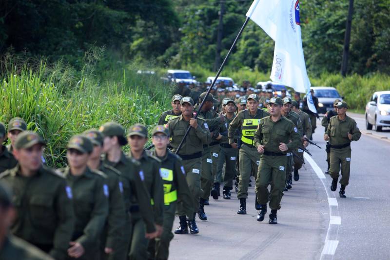 Cerca de 2.400 policiais militares que estão em processo de formação por meio dos Cursos de Formação de Praças (CFP), de Oficiais (CFO), de Habilitação de Oficiais (CHO) e de Adaptação de Oficiais (CHO). Durante a caminhada (foto), a Academia de Polícia Militar “Cel Fontoura” executou a primeira marcha administrativa para exercitar os pelotões do Curso de Formação de Oficiais (CFO) e do Curso de Adaptação de Oficiais da PMPA (CADO) nos deslocamentos a pé por longos percursos. A caminhada de 10 Km contou com a participação de 183 alunos da Academia de Polícia Militar.
FOTO: MÁCIO FERREIRA / AG. PARÁ
DATA: 15.02.2018
MARITUBA - PARÁ <div class='credito_fotos'>Foto: MÁCIO FERREIRA/ AG. PARÁ | <a href='/midias/2018/originais/05d98a7c-3816-48df-88e2-678a721633e9.jpg' download><i class='fa-solid fa-download'></i> Download</a></div>
