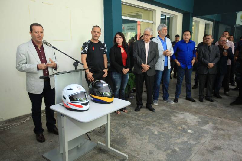 Polícia Militar, Guarda Municipal e Secretarias Municipais de Segurança Pública de 17 cidades do interior paraense receberam motos para ampliar o policiamento ostensivo e para atender ocorrências em suas sedes. Os veículos adquiridos pelo Governo do Estado são provenientes de emenda parlamentar de três deputados da Assembleia Legislativa do Pará (ALEPA), e entregues nesta segunda-feira (28) durante cerimônia na sede da Casa Civil, em Belém. Ao todo foram entregues 44 motos do modelo Honda XRE 300 CC, todas com kit sinalizador acústico e visual, rastreador, dois capacetes e queixeiras. Prefeitos, secretários de segurança, representantes das polícias, guardas municipais e deputados estiveram presentes na solenidade e ressaltaram a importância de ampliar a frota de veículos para dar apoio a segurança dos municípios. Na foto, Márcio Miranda, presidente da Alepa.
FOTO: MÁCIO FERREIRA / AG. PARÁ
DATA: 28.05.2018
BELÉM - PARÁ <div class='credito_fotos'>Foto: MÁCIO FERREIRA/ AG. PARÁ | <a href='/midias/2018/originais/05e8b0cc-5b4a-4eca-9c11-1ee7050afc14.jpg' download><i class='fa-solid fa-download'></i> Download</a></div>