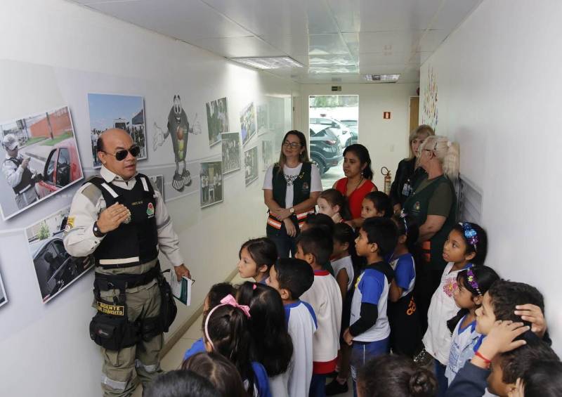 Crianças da Escola Municipal de Ensino Fundamental Barão do Rio Branco (foto), em Belém, participaram, na manhã desta terça-feira (8), das ações de mobilização da campanha Maio Amarelo. Uma equipe da Coordenadoria de Educação para o Trânsito, do Departamento de Trânsito do Estado (Detran), buscou conscientizar a garotada com relação aos altos índices de acidente no trânsito. Os alunos que tinham entre 6 e 7 anos participaram de mini palestras sobre comportamento seguro nas vias, o uso do cinto de segurança e equipamento de retenção (cadeirinha), travessia nas faixas, além de assistirem a vídeos educativos. A campanha nacional de combate à violência viária chega a sua 5ª edição com o tema “Nós Somos o Trânsito”, que busca, em 2018, sensibilizar a sociedade para as questões da mobilidade. De acordo com o Observatório Nacional de Segurança Viária, 90% dos acidentes têm como motivação as falhas humanas como imperícia, imprudência e desatenção.
FOTO: ASCOM / DETRAN
DATA: 08.05.2018
BELÉM - PARÁ <div class='credito_fotos'>Foto: ASCOM DETRAN | <a href='/midias/2018/originais/05ed3315-e73d-4fe6-a3b8-0cf3c05d2300.jpg' download><i class='fa-solid fa-download'></i> Download</a></div>