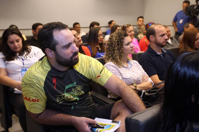 Jornalistas, influenciadores digitais e membros da sociedade civil organizada participaram, nesta quinta-feira (15), da visita guiada ao Parque Estadual do Utinga (Peut) que será inaugurado na sexta-feira (16), às 16h30. Os convidados foram recebidos pelo secretário estadual de Cultura, o arquiteto Paulo Chaves; pelo presidente do Ideflor-bio, Thiago Novaes; pelo gerente do Peut, Julio Meyer; pelo secretário de comunicação, Daniel Nardin e pelo representante da diretoria da Unidade de Conservação do Parque, Wendel Andrade. O evento começou às 9h com a apresentação das melhorias feitas no espaço durante as obras, dos serviços que funcionarão no local e de algumas normas de utilização desse novo equipamento. Na foto, o lojista Afonso Ramôa Júnior.
FOTO: SIDNEY OLIVEIRA / AG. PARÁ
DATA: 15.03.2018
BELÉM - PARÁ <div class='credito_fotos'>Foto: Sidney Oliveira/Ag. Pará | <a href='/midias/2018/originais/05f44076-76e6-490a-8795-33b806a1c0fe.jpg' download><i class='fa-solid fa-download'></i> Download</a></div>