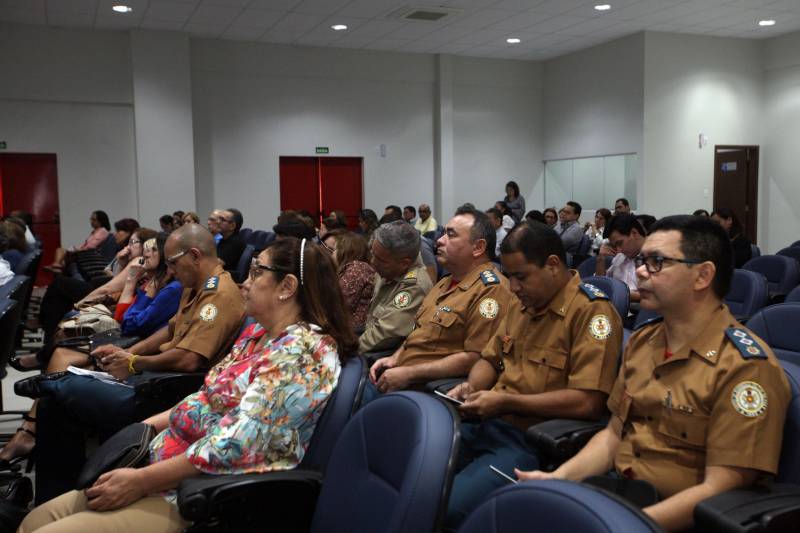 Operária de uma fábrica local de papel, Helenice Barbosa participou pela primeira vez na vida de uma audiência pública, na manhã desta segunda-feira (23), no auditório do Instituto de Gestão Previdenciária do Estado do Pará (Igeprev). Na ocasião estava sendo elaborado o orçamento do Estado do Pará para o exercício de 2019. “Foi um aprendizado muito importante, não fazia ideia do quanto poderia aprender sobre orçamento público”, disse ao final do evento sobre a Lei de Diretrizes Orçamentárias (LDO). A LDO, um dos mais importantes instrumentos normativos do novo sistema orçamentário brasileiro, estabelece as diretrizes para o próximo exercício financeiro, que compreende às metas e prioridades da Administração Pública Estadual, a estrutura e organização dos orçamentos, as diretrizes gerais para elaboração e execução dos orçamentos do Estado e suas alterações, as normas para monitoramento e avaliação dos programas de governo, as disposições relativas às despesas do Estado com pessoal e as alterações na legislação tributária e a política de aplicação de recursos financeiros pelas agências financeiras oficiais de fomento.
FOTO: SIDNEY OLIVEIRA / AG. PARÁ
DATA: 23.04.2018
BELÉM - PARÁ <div class='credito_fotos'>Foto: Sidney Oliveira/Ag. Pará | <a href='/midias/2018/originais/06090bc8-daaa-4a5f-9e81-c02b1378c61d.jpg' download><i class='fa-solid fa-download'></i> Download</a></div>