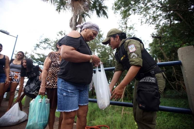 Os rios próximos a Belém são, muitas vezes, porta de entrada para o tráfico de drogas, comercialização de produtos ilegais, entre outros crimes, que influenciam diretamente a violência na Região Metropolitana de Belém (RMB). Para intensificar e otimizar as ações repressivas nas regiões das ilhas pertencentes a capital, a Secretaria de Estado de Segurança Pública e Defesa Social (Segup) realizou a Operação Yara na ilha de Cotijuba, neste sábado, 26.

FOTO: THIAGO GOMES / AG. PARÁ
DATA: 26.05.2018
COTIJUBA - PARÁ <div class='credito_fotos'>Foto: Thiago Gomes /Ag. Pará   |   <a href='/midias/2018/originais/060c1f5b-c05f-4299-a726-b12ed6cfa834.jpg' download><i class='fa-solid fa-download'></i> Download</a></div>
