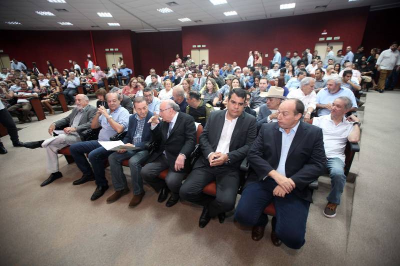 A pecuária é uma das principais cadeias produtivas do Pará, que se destaca no cenário nacional por possuir o quinto maior rebanho bovino, com mais de 20 milhões de cabeças. A importância do Estado na cadeia produtiva brasileira é destaque na InterCorte, evento que reúne iniciativas em prol do desenvolvimento do setor. A abertura, na noite desta segunda-feira, 21, no Carajás Centro de Convenções, em Marabá, sudeste paraense, contou com a presença do governador Simão Jatene, parlamentares e autoridades locais.

FOTO: THIAGO GOMES / AG. PARÁ
DATA: 21.05.2018
MARABÁ - PARÁ <div class='credito_fotos'>Foto: Thiago Gomes /Ag. Pará   |   <a href='/midias/2018/originais/060cd876-7acc-4c69-a89c-860b35178372.jpg' download><i class='fa-solid fa-download'></i> Download</a></div>