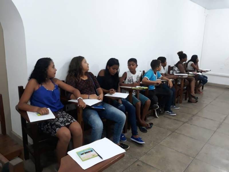 Vinte alunos do Polo Pro Paz nos Bairros, que funciona na Universidade Federal do Pará (UFPA), participaram de uma oficina sobre Poesia Visual, na Casa da Linguagem, vinculada à Fundação Cultural do Pará (FCP). A oficina, encerrada nesta terça-feira (26), foi ministrada durante uma semana pela professora e artista visual Danielle Fonseca. "Estou muito feliz em oferecer esta oficina para as crianças. Eles se mostraram interessados e dispostos a mergulhar no universo da poesia visual, que é excelente, principalmente para os adolescentes e jovens, pois está ligada à leitura, à música, ao ritmo, e por ser uma das poesias mais dinâmicas, que ajuda a desenvolver várias percepções", disse a professora.
FOTO: EMANUELE CORRÊA / ASCOM PRO PAZ
DATA: 26.06.2018
BELÉM - PARÁ <div class='credito_fotos'>Foto: EMANUELE CORRÊA / ASCOM PRO PAZ | <a href='/midias/2018/originais/061ac1ee-13cd-42a9-924c-64cfe94f42e4.jpg' download><i class='fa-solid fa-download'></i> Download</a></div>