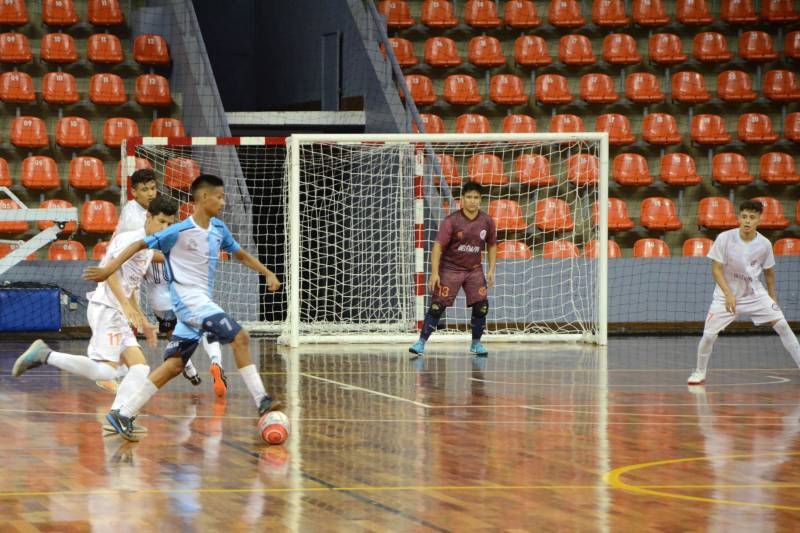 A 60ª edição dos Jogos Estudantis Paraenses (JEPs) encerrou neste domingo (24), na Arena Guilherme Paraense, em Belém. Após dois dias de competições, foram conhecidas as 16 equipes das modalidades coletivas de basquete, volei, futsal e handebol, nas categorias "A" (12 a 14 anos) e "B" (15 a 17 anos) que vão representar o Pará na etapa nacional dos Jogos Escolares da Juventude, em setembro.
FOTO: FERNANDO NOBRE / ASCOM SEDUC
DATA: 24.06.2018
BELÉM - PARÁ <div class='credito_fotos'>Foto: FERNANDO NOBRE/ASCOM SEDUC | <a href='/midias/2018/originais/0623af5f-0dc0-4b04-98c0-59370352171b.jpg' download><i class='fa-solid fa-download'></i> Download</a></div>