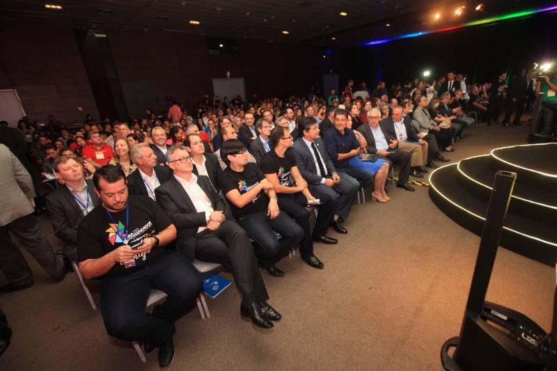 Micro e pequenas empresas constituem 96% dos empreendimentos no estado do Pará e respondem por 51% dos empregos no Estado. A importância econômica deste setor é o grande motor da 9ª Feira do Empreendedor, que teve sua abertura no início da noite desta quarta-feira, 16, no Hangar Convenções e Feiras da Amazônia.
FOTO: RODOLFO OLIVEIRA / AG. PARÁ
DATA: 16.05.2018
BELÉM - PARÁ <div class='credito_fotos'>Foto: Rodolfo Oliveira/Ag. Pará | <a href='/midias/2018/originais/062bb56c-bbdb-4de7-80ef-63639f05211a.jpg' download><i class='fa-solid fa-download'></i> Download</a></div>