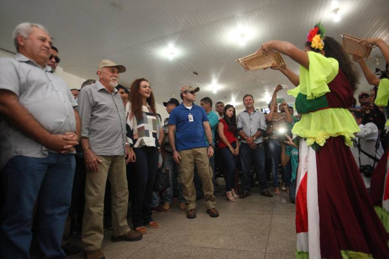 O município de Itaituba, localizado a cerca de 1,3 mil quilômetros de Belém, no sudoeste do Pará, recebeu agenda do Governo do Estado nesta terça-feira (3). O governador Simão Jatene (foto) visita uma série de obras no município, entre elas a da escola com 12 salas de aula que está sendo construída no distrito de Miritituba e do Hospital Regional Público do Tapajós. A comitiva governamental fará inspeção ainda nas obras do novo sistema de abastecimento e tratamento de água da Companhia de Saneamento do Pará (Cosanpa).
FOTO: MARCELO LELIS / AG. PARÁ
DATA: 03.07.2018
ITAITUBA - PARÁ <div class='credito_fotos'>Foto: Marcelo Lelis / Ag. Pará | <a href='/midias/2018/originais/062f406c-cddd-4a29-a510-44e67ae5164a.jpg' download><i class='fa-solid fa-download'></i> Download</a></div>