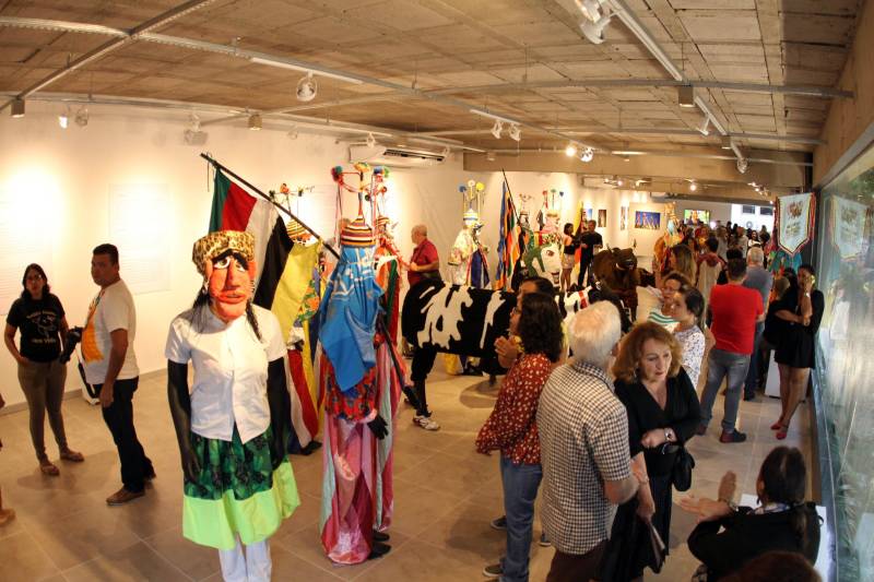 Um grande cortejo cultural marcou a tarde desta quinta-feira, 03, durante a inauguração da Galeria Benedito Nunes, na sede da Fundação Cultural do Pará, no Centur. Participaram representantes dos grupos de Bois de São Caetano de Odivelas, como boi Tinga, Faceiro e Vaca Velha, animados pela banda Milícia Odivelense. Os grupos trouxeram a cultura do Boi de Máscaras para o público de Belém e São Caetano que participaram do evento.
FOTO: CRISTINO MARTINS / AG. PARÁ
DATA: 03.05.2018
BELÉM - PARÁ <div class='credito_fotos'>Foto: Cristino Martins/Ag. Pará | <a href='/midias/2018/originais/063117e5-ca21-47c2-bd17-a897e2c949b3.jpg' download><i class='fa-solid fa-download'></i> Download</a></div>