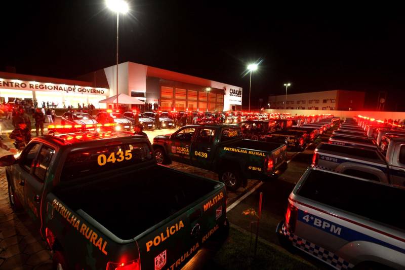O Governador do Estado, Simão Jatene, também entregou para a região mais de 90 viaturas (foto) , 65 caminhonetes e 27 carros utilitários (pálios weekend), com destaque para duas da patrulha rural e uma para ronda escolar específica para Marabá. O Secretário de Estado de Segurança Pública, Luiz Fernandes, ressaltou que os veículos vão substituir a frota nas regiões sul e sudeste. “Surgiu uma demanda do policiamento rural, e já uma semana depois, por determinação do governador, já trouxemos as viaturas e já temos o policiamento disponível para fazer esse patrulhamento, que vai iniciar na região sudeste, mas se estenderá para a região sul e nordeste do estado. Hoje estamos substituindo toda a frota de veículos da região sul e sudeste, além disso o governador determinou onde tiver policiamento vai ter uma viatura, e já foi apresentado para a região os novos policiais que tomaram posse, nós não temos mais nenhum município sem delegado”, pontuou. Outras conquistas citada pelo Secretário da SEGUP foi o aumento do Núcleo de Apoio à Investigação e a criação de um conselho regional para acompanhar as ações de segurança pública. FOTO: SIDNEY OLIVEIRA / AG. PARÁ DATA: 06.04.2018 MARABÁ - PARÁ <div class='credito_fotos'>Foto: Sidney Oliveira/Ag. Pará | <a href='/midias/2018/originais/0639152a-0fd0-46f5-a24f-22e94d0d2993.jpg' download><i class='fa-solid fa-download'></i> Download</a></div>