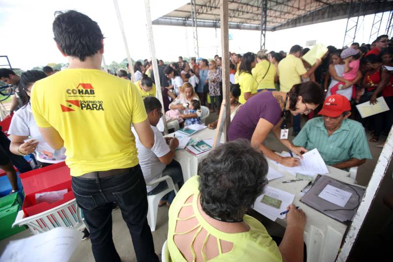 O governo do Pará, por meio da Companhia de Habitação do Pará (Cohab) entregou, neste sábado (24), as chaves dos 4 mil apartamentos do Residencial Viver Melhor Marituba. O local passa a ser, agora, a moradia de mais de 15 mil pessoas que aguardavam pelo empreendimento. Desde o início da manhã, servidores da Cohab estavam a postos, na quadra de esportes do Residencial, organizando a entrega das chaves dos apartamentos. A Companhia de Saneamento do Pará (Cosanpa) também atendia os novos moradores, que já podiam realizar o cadastro de suas unidades de consumo para ligação do fornecimento de água.
FOTO: THIAGO GOMES / AG PARÁ
DATA: 24.02.2018
MARITUBA - PARÁ <div class='credito_fotos'>Foto: Thiago Gomes /Ag. Pará | <a href='/midias/2018/originais/0639ba21-512a-4154-a636-cd13d9a8e926.jpg' download><i class='fa-solid fa-download'></i> Download</a></div>