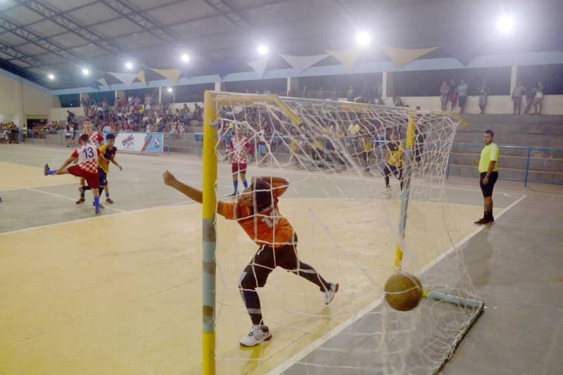 A etapa regional dos Jogos Estudantis Paraenses (Jeps), realizada de 16 a 19 de maio, no município de Igarapé-Açu, no nordeste do Estado, selecionou os times que vão disputar a etapa estadual, em junho, em Belém. Depois dos quatro dias de disputas, Castanhal foi apontada como a delegação que levará para a próxima etapa o maior número de times.
FOTO: RAI PONTES / ASCOM SEDUC
DATA: 20.05.2018
IGARAPÉ-AÇU - PARÁ <div class='credito_fotos'>Foto: Rai Pontes/Ascom Seduc | <a href='/midias/2018/originais/063acb9f-a1c5-488d-b4bb-54914fbea8db.jpg' download><i class='fa-solid fa-download'></i> Download</a></div>