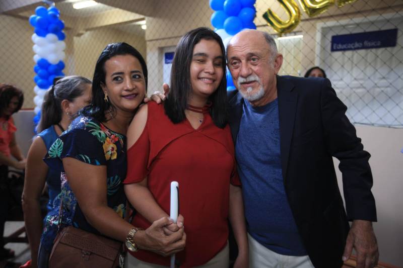 "Hoje vim para uma agenda de inauguração, mas vivi uma experiência de amor, que emana em cada ação dos alunos, professores, direção e de cada um que faz parte desta escola que se torna tão especial porque tem alma". A declaração foi feita pelo governador Simão Jatene (foto), nesta terça, 27, durante a inauguração da obra de reforma e ampliação da Escola Álvares de Azevedo, localizada no Bairro de Batista Campos, em Belém. O governador transformou a inauguração em uma grande confraternização. Passou a tarde na Escola e fez questão de cantar e dançar com os alunos, que expressaram muita gratidão pela obra. Atendendo atualmente 436 alunos, a “Álvares de Azevedo” é uma Unidade Especializada dedicada à educação de estudantes com deficiência visual, e que trabalha nos eixos da educação e da habilitação.
FOTO: MÁCIO FERREIRA / AG. PARÁ
DATA: 27.03.2018
BELÉM - PARÁ <div class='credito_fotos'>Foto: MÁCIO FERREIRA/ AG. PARÁ | <a href='/midias/2018/originais/063d968b-d202-4aab-bb4e-41dab19827d8.jpg' download><i class='fa-solid fa-download'></i> Download</a></div>