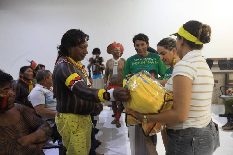 Semana dos Povos Indígenas. O maior evento do gênero no Estado começou neste domingo (15), com a chegada das cerca de 70 embarcações que se encontram no cruzamento dos rios Xingu e Fresco, na orla da cidade de São Félix do Xingu, sudeste do Pará. Reunião na Câmara Municipal (foto) é o momento em que os caciques discutem a programação, expõem anseios, dão sugestões e recebem os kits esportivos que serão usados durante os jogos. O encontro – quando também são repassadas orientações e informes sobre o esquema de segurança, as ações sociais e a dinâmica dos encontros – ocorre logo depois da chegada das tribos
FOTO: RODOLFO OLIVEIRA / AG. PARÁ
DATA: 15.04.2018
SÃO FÉLIX DO XINGU - PARÁ <div class='credito_fotos'>Foto: Rodolfo Oliveira/Ag. Pará | <a href='/midias/2018/originais/06400a41-607d-4b40-92ee-6aa0bed6c341.jpg' download><i class='fa-solid fa-download'></i> Download</a></div>
