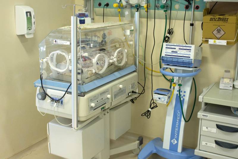 Assegurar um parto mais seguro e um puerpério saudável são algumas das metas do atendimento na maternidade do Hospital Regional Público do Marajó (HRPM), em Breves, que é referência na prestação de assistência de média e alta complexidade em várias especialidades, inclusive no atendimento a gravidez de alto risco.

FOTO: ASCOM HRPM
DATA: 29.11.2018
BREVES - PARÁ <div class='credito_fotos'>Foto: Ascom HRPM   |   <a href='/midias/2018/originais/0648b904-4ba3-4697-82ba-885a56db8e45.jpg' download><i class='fa-solid fa-download'></i> Download</a></div>