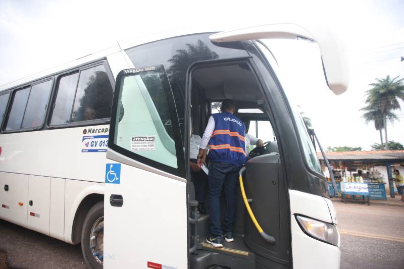 Durante o mês de julho, a Agência de Regulação e Controle de Serviços Públicos do Pará (Arcon) vai intensificar a fiscalização nos pontos de grande fluxo de passageiros em Belém e no interior. É a Operação Verão 2018, com 84 agentes espalhados por todo o Estado, um aumento de 29% em relação ao ano passado, que trouxe 65 fiscais. A ação é integrada com as Polícias Rodoviárias Federal (PRF) e Estadual (PRE) e a Polícia Militar do Estado (PM).
FOTO: IGOR BRANDÃO AG. PARÁ
DATA: 12.02.2018
VIGIA DE NAZARÉ - PARÁ <div class='credito_fotos'>Foto: IGOR BRANDÃO / AG. PARÁ | <a href='/midias/2018/originais/064a2a74-586c-4dad-9edc-9f0d29183c86.jpg' download><i class='fa-solid fa-download'></i> Download</a></div>