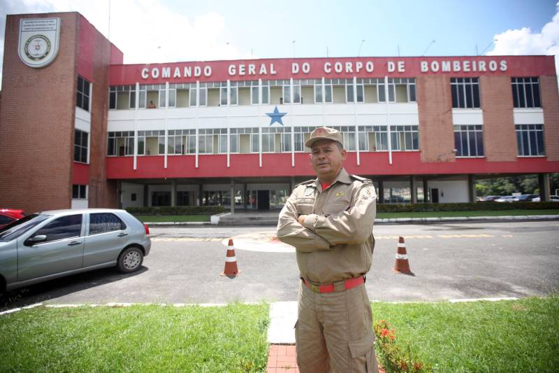 Uma pesquisa do Instituto de Pesquisa Econômica Aplicada (Ipea), realizada em 2017, divulgou um ranking das profissões mais vantajosas do país de acordo com o salário, jornada de trabalho, facilidade de se conseguir um emprego e cobertura previdenciária. Entre as cinco primeiras está a carreira militar. Na foto, o subtenente Jorge Gaia, que contabiliza 28 anos na corporação, é muito grato pelo trabalho que tem. 

FOTO: THIAGO GOMES / AG. PARÁ
DATA: 17.05.2018
BELÉM - PARÁ <div class='credito_fotos'>Foto: Thiago Gomes /Ag. Pará   |   <a href='/midias/2018/originais/064ab149-e9c0-4119-bdaf-5ad727261ba9.jpg' download><i class='fa-solid fa-download'></i> Download</a></div>