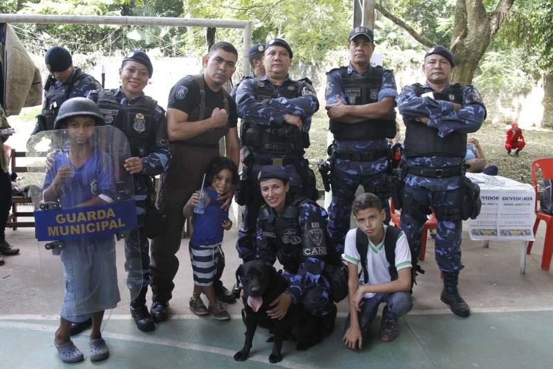 Patrícia Macena Valadares casou recentemente e precisava tirar a segunda via da carteira de identidade, já com o sobrenome do marido. Na manhã desta sexta-feira, 23, ela e cerca de 300 pessoas aproveitaram a ação “Prevenção é Segurança”, realizada pela Secretaria de Estado de Segurança Pública e Defesa Social (Segup), para ficar em dia com a documentação.
FOTO: AKIRA ONUMA / ASCOM SUSIPE
DATA: 23.03.2018
BELÉM - PARÁ <div class='credito_fotos'>Foto: Akira Onuma / Ascom Susipe | <a href='/midias/2018/originais/064dff71-e708-477e-b961-3bf71c9bbb16.jpg' download><i class='fa-solid fa-download'></i> Download</a></div>