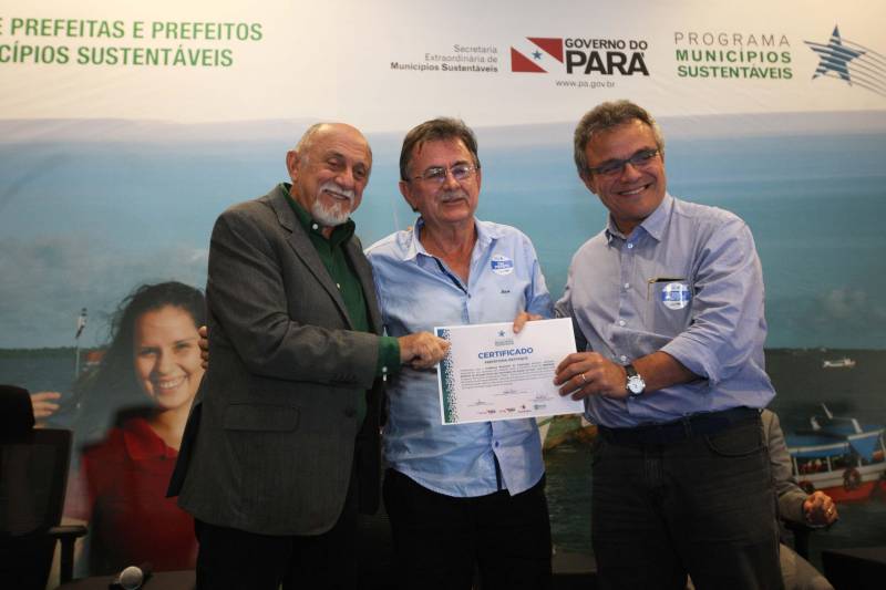 Cento e quarenta e um gestores municipais que aderiram ao Programa Municípios Sustentáveis participam da terceira reunião do Fórum Permanente de Prefeitas e Prefeitos dos Municípios Sustentáveis. O evento começou na manhã desta quarta-feira (7), no auditório do Hangar Convenções e Feiras da Amazônia. A programação segue até esta quinta-feira (8). Com o tema “Gestão Compartilhada”, o evento traz as experiências e os desdobramentos das agendas governamentais que foram planejadas em parceria com as gestões municipais. Durante o encontro também está sendo apresentado o balanço das ações e resultados do Programa Municípios Sustentáveis (PMS), da Secretaria Extraordinária de Municípios Sustentáveis (Semsu), que propõe a sustentabilidade dos municípios em âmbito global, a gestão e ajuste fiscal, até as grandes obras de infraestrutura. Os projetos respeitam a realidade e peculiaridades de cada território, com ações ancoradas nos planos governamentais Pará 2030, Pará Ambiental e Pará Social.

FOTO: SIDNEY OLIVEIRA / AG PARÁ
DATA: 07.02.2018
BELÉM - PARÁ <div class='credito_fotos'>Foto: Sidney Oliveira/Ag. Pará   |   <a href='/midias/2018/originais/06532809-c7ee-4075-b696-502734e03a9c.jpg' download><i class='fa-solid fa-download'></i> Download</a></div>