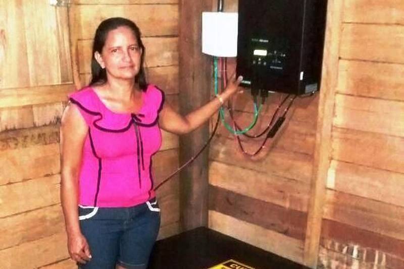 Na área ambiental, a Emater também participou, na semana passada, da instalação de mais quatro kits de placas solares viabilizadas por financiamentos na linha de crédito Eco, do Programa Nacional de Fortalecimento da Agricultura Familiar (Pronaf/Eco), para produtores ribeirinhos em Almeirim, Região do Médio-Amazonas.
FOTO: ASCOM EMATER
DATA: 24.04.2018
ALMEIRIM - PARÁ <div class='credito_fotos'>Foto: ASCOM EMATER | <a href='/midias/2018/originais/06568277-76b8-41d4-b636-b1a238e02967.jpg' download><i class='fa-solid fa-download'></i> Download</a></div>