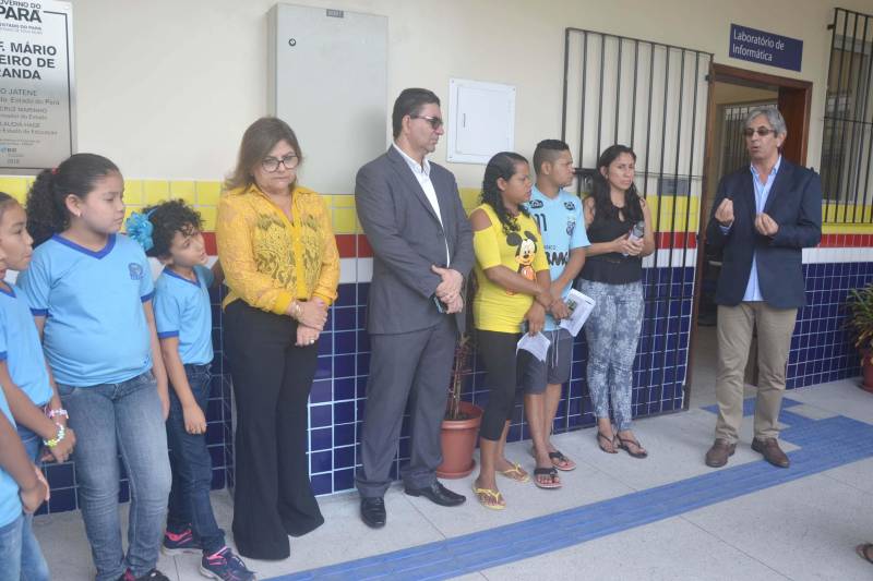 A Escola Estadual Mário Carneiro de Miranda, localizada no bairro da Sacramenta, em Belém, foi reinaugurada nesta terça-feira (22). Com 61 anos de fundação, a unidade foi reformada e ampliada a partir do Programa de Melhoria da Qualidade e Expansão da Cobertura da Educação Básica do Estado do Pará, que materializa o Pacto pela Educação. A obra custou R$ 1.862 milhão. A escola de Ensino Fundamental atende 296 alunos de 6 a 13 anos. A cerimônia de reinauguração foi presidida pela secretária de Estado de Educação, Ana Claudia Serruya Hage, e reuniu, além da comunidade escolar, secretários adjuntos da Seduc e dirigentes de Unidades Seduc na Escola (Use), diretores e professores de outras escolas do bairro. A escola tem cinco salas de aula climatizadas, sala de professores, diretoria, dispensa, sala de leitura, banheiros para professores e alunos (masculino e feminino), banheiro para Portador de Necessidades Especiais, sala de informática, uma nova cozinha, bicicletário, todos devidamente identificados, inclusive em linguagem braile para orientação aos alunos de baixa visão.

FOTO: ELISEU DIAS / ASCOM SEDUC
DATA: 22.05.2018
BELÉM - PARÁ <div class='credito_fotos'>Foto: Eliseu Dias / Ascom Seduc   |   <a href='/midias/2018/originais/066ac4ce-b5bd-4835-bc08-3c0d355176e1.jpg' download><i class='fa-solid fa-download'></i> Download</a></div>