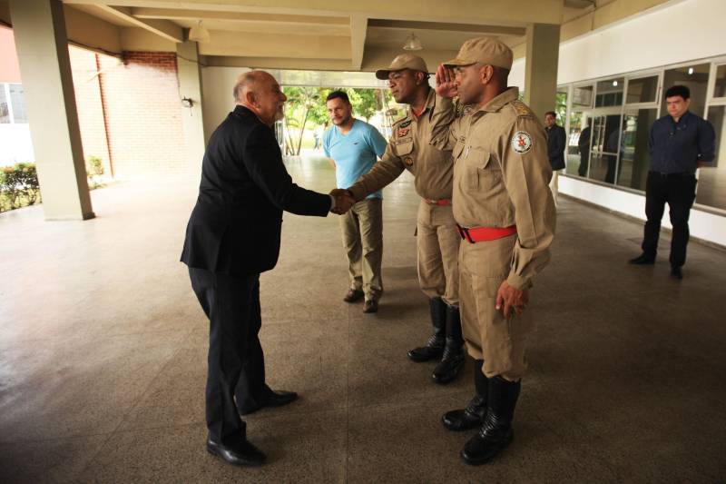 O governador Simão Jatene foi homenageado nesta sexta-feira, 14, com um café da manhã no Quartel do Corpo de Bombeiros Militar do Pará. A homenagem foi feita pela cúpula da Segurança Pública do Estado.

FOTO: MÁCIO FERREIRA / AG. PARÁ
DATA: 14.12.2018
BELÉM - PARÁ <div class='credito_fotos'>Foto: MÁCIO FERREIRA/ AG. PARÁ   |   <a href='/midias/2018/originais/066c7d24-41e6-4818-8dd5-10dcd5e7dd18.jpg' download><i class='fa-solid fa-download'></i> Download</a></div>