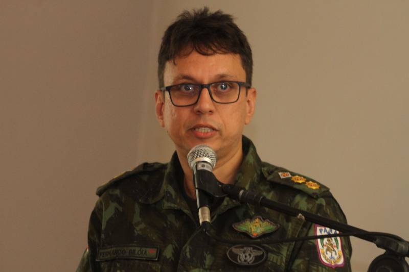 Trinta e seis policiais militares atuarão a partir do primeiro semestre de 2019, na prevenção primária ambiental dirigida a alunos do 5º e 6º anos do ensino fundamental. Os novos educadores ambientais foram certificados na manhã desta quarta-feira (5), no auditório da Casa Militar da Governadoria, em Belém. Eles participaram do primeiro Curso de Formação de Educadores Ambientais da Amazônia (CFEAM). Na foto, o comandante do Batalhão de Polícia Ambiental, tenente-coronel Fernando Biloia.

FOTO: CRISTINO MARTINS / AG. PARÁ
DATA: 05.12.2018
BELÉM - PARÁ <div class='credito_fotos'>Foto: Cristino Martins/Ag. Pará   |   <a href='/midias/2018/originais/067afec7-5c66-4387-b9a5-a6a5386cdcff.jpg' download><i class='fa-solid fa-download'></i> Download</a></div>