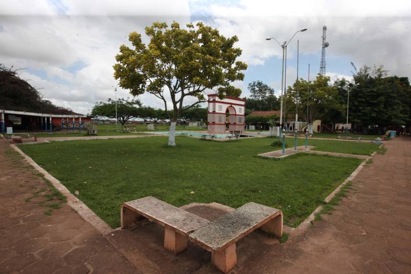 Inspiração para o livro "Chove nos Campos de Cachoeira" do escritor Dalcídio Jurandir, a bela cidade de Cachoeira do Arari, no arquipélago do Marajó, celebrará 185 anos de emancipação política, no próximo dia 10 de maio. Dalcídio morou toda a sua infância no município. A cidade também é o berço de uma das maiores cantoras e compositoras da música paraense, Dona Onete. Esses são alguns detalhes do município, que terá várias ações sociais, cívicas, esportivas e shows culturais, nas comemorações da data de aniversário. A programação se inicia na noite desta terça-feira (08), com a apresentação da banda “Gilmarajoara Bruno Saudade e Cia”. A partir de amanhã, serão ofertados serviços de emissão de documentos, exames de sangue, corte de cabelo, manicure e pedicure, atendimento preventivo odontológico de crianças e até doação de prêmios serão ofertados à população. Os embalos musicais continuam até quinta-feira, 10, com as bandas “Quero Mais”, “Bruno e Trio”, além de muitos grupos locais.
FOTO: ELISEU DIAS / ARQUIVO AG. PARÁ
DATA: 13.03.2013
CACHOEIRA DO ARARI - PARÁ <div class='credito_fotos'>Foto: Agência Pará | <a href='/midias/2018/originais/06844585-7fa1-4fe3-90c9-4a0c77f878da.jpg' download><i class='fa-solid fa-download'></i> Download</a></div>