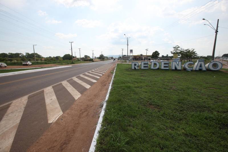 De Santa Maria das Barreiras a comitiva seguiu para Redenção, onde inaugurou mais de cinco quilômetros de restauração e pavimentação da PA-287 (foto), mais conhecida como Avenida Araguaia, a principal da cidade-sede. Em alguns trechos o asfalto contemplou quatro pistas. Os dois quilômetros finais foram duplicados pela Secretaria de Estado de Transportes (Setran), que investiu na obra R$ 10,5 milhões. Outros 10 km de vias pavimentadas, por meio da Secretaria de Estado de Desenvolvimento Urbano e Obras Públicas (Sedop), também foram inaugurados, resultado de um investimento de R$ 5,6 milhões. Dois quilômetros e meio de vias ainda estão sendo finalizados. O secretário Jorge Bittencourt destacou que outras obras serão entregues em breve à população, como a escola com 12 salas e a sede do Batalhão da Polícia Militar. Kleber Menezes também informou a lideranças do município de Cumaru do Norte que está sendo feita a manutenção da PA-287, desde Redenção até Conceição do Araguaia. “Estamos investindo mais de R$ 7 milhões em Cumaru, recuperando integralmente o trecho de Cumaru para a BR-158 e fazendo todas as oito pontes em concreto. Isso é o início da tão sonhada pavimentação da rodovia”, afirmou.
FOTO: MÁCIO FERREIRA / AG. PARÁ
DATA: 24.10.2018
REDENÇÃO - PARÁ <div class='credito_fotos'>Foto: MÁCIO FERREIRA/ AG. PARÁ | <a href='/midias/2018/originais/06863765-49e8-46fa-86df-c6219a07ce18.jpg' download><i class='fa-solid fa-download'></i> Download</a></div>