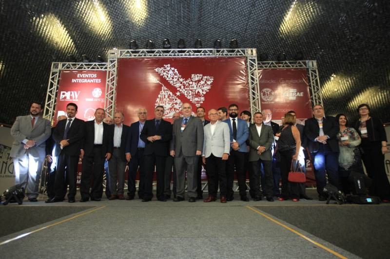 A abertura da Feira Pará Negócios 2018, nesta quinta-feira (22), no Hangar Convenções e Feiras da Amazônia, em Belém, foi marcada pela assinatura de um protocolo de intenções entre a Secretaria de Desenvolvimento Econômico, Mineração e Energia (Sedeme), Companhia de Desenvolvimento Econômico do Pará (Codec) e a empresa ZSun Energy que prevê investimentos na ordem de R$12 milhões de reais para a região do município de Paragominas, sudeste do estado, com a chegada de uma indústria de placas de energia solar no município a partir do ano que vem.

FOTO: MÁCIO FERREIRA / AG. PARÁ
DATA: 22.11.2018
BELÉM - PARÁ <div class='credito_fotos'>Foto: MÁCIO FERREIRA/ AG. PARÁ   |   <a href='/midias/2018/originais/0689a409-d01f-4a58-b22f-13f243f6bc64.jpg' download><i class='fa-solid fa-download'></i> Download</a></div>