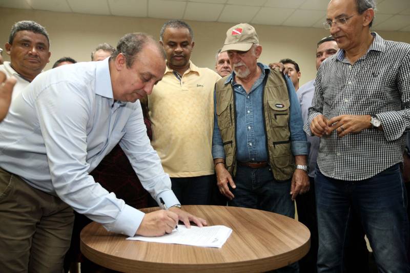 O Governador do Estado, Simão Jatene, também entregou para a região mais de 90 viaturas (foto) , 65 caminhonetes e 27 carros utilitários (pálios weekend), com destaque para duas da patrulha rural e uma para ronda escolar específica para Marabá. O Secretário de Estado de Segurança Pública, Luiz Fernandes, ressaltou que os veículos vão substituir a frota nas regiões sul e sudeste. “Surgiu uma demanda do policiamento rural, e já uma semana depois, por determinação do governador, já trouxemos as viaturas e já temos o policiamento disponível para fazer esse patrulhamento, que vai iniciar na região sudeste, mas se estenderá para a região sul e nordeste do estado. Hoje estamos substituindo toda a frota de veículos da região sul e sudeste, além disso o governador determinou onde tiver policiamento vai ter uma viatura, e já foi apresentado para a região os novos policiais que tomaram posse, nós não temos mais nenhum município sem delegado”, pontuou. Outras conquistas citada pelo Secretário da SEGUP foi o aumento do Núcleo de Apoio à Investigação e a criação de um conselho regional para acompanhar as ações de segurança pública.
FOTO: SIDNEY OLIVEIRA / AG. PARÁ
DATA: 06.04.2018
MARABÁ - PARÁ <div class='credito_fotos'>Foto: Sidney Oliveira/Ag. Pará | <a href='/midias/2018/originais/068d139d-b5de-4451-8078-b3d4a009d3f5.jpg' download><i class='fa-solid fa-download'></i> Download</a></div>