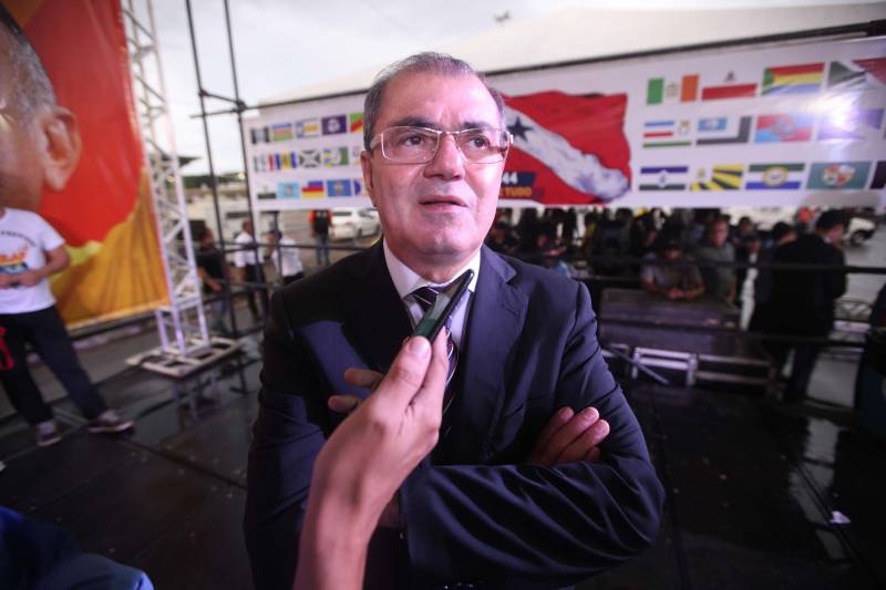 O Governo do Estado entregou, na tarde desta quinta-feira (05), 08 pick-ups e 08 SUVs e mais duas lanchas transatlânticas que irão reforçar a segurança pública nos municípios de Braganca, Capanema, Curuçá e Capanema, no nordeste do Estado e Parauapebas e Marabá na região Sudeste e Breves, no Marajó. O governo também entregou 50 ambulâncias que irão fortalecer a saúde básica nestes municípios. Os equipamentos foram adquiridos através de recursos provenientes de emendas parlamentares do deputado Wladimir Costa. O evento contou com a presença do governador Simão Jatene, do secretário de Segurança e Defesa Social, Luis Fernandes (foto), do secretário de Saúde Pública Vitor Matheus , prefeitos e outros representantes dos municípios. As viaturas foram repassadas aos municípios dentro do Plano de Ações Imediatas em Segurança Pública que foi elaborado em fevereiro deste ano e que tem , entre outras ações , o reforço das guardas municipais.
FOTO: THIAGO GOMES / AG. PARÁ
DATA: 04.07.2018
BELÉM - PARÁ <div class='credito_fotos'>Foto: Thiago Gomes /Ag. Pará | <a href='/midias/2018/originais/068ec8fd-1ca1-4d30-a799-10e20e35af75.jpg' download><i class='fa-solid fa-download'></i> Download</a></div>