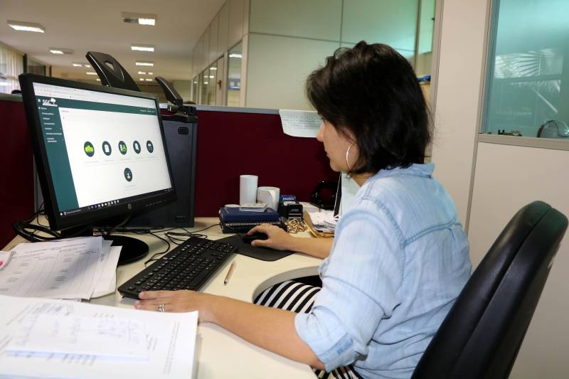 Já está em funcionamento a Central de Comunicação do Sistema de Gestão de Contratos de Concessão Florestal do Estado do Pará. O SGC, desenvolvido sob a coordenação do Instituto de Desenvolvimento Florestal e da Biodiversidade (Ideflor-bio), otimiza o fluxo de informações e de demandas entre o Instituto e as empresas com contratos de concessão ativos.

FOTO: ASCOM IDEFLOR-BIO
DATA: 28.11.2018
BELÉM - PARÁ <div class='credito_fotos'>Foto: Ascom Ideflor-Bio   |   <a href='/midias/2018/originais/068f0fbb-25f5-42b1-a3b1-5134d69092ed.jpg' download><i class='fa-solid fa-download'></i> Download</a></div>