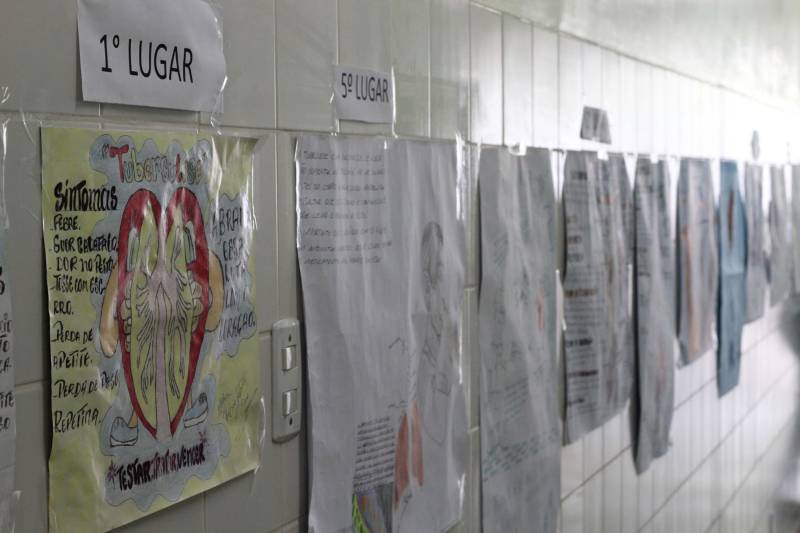 A Superintendência do Sistema Penitenciário do Estado (Susipe), por meio das diretorias de Assistência Biopsicossocial e de Reinserção Social, realizou nesta quinta-feira (13) a premiação do concurso de cartazes em alusão ao Dia "D" de Combate à Tuberculose – 15 de Dezembro -, instituído desde 2016 na Susipe. A data foi criada para ressaltar a necessidade de fomentar os procedimentos operacionais de controle da tuberculose e estabelecer um cronograma regular de atividades educativas em saúde (palestras, oficinas de arte e concursos), que sensibilize servidores e pessoas presas, para maior efetividade nas ações de controle da doença.

FOTO: AKIRA ONUMA / ASCOM SUSIPE
DATA: 13.12.2018
BELÉM - PARÁ <div class='credito_fotos'>Foto: Akira Onuma / Ascom Susipe   |   <a href='/midias/2018/originais/0691dc61-6d25-4804-8f07-a4359a10911e.jpg' download><i class='fa-solid fa-download'></i> Download</a></div>