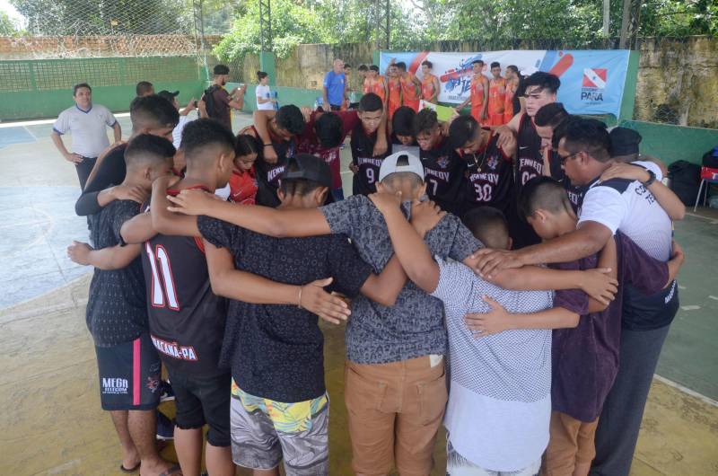 A etapa regional dos Jogos Estudantis Paraenses (Jeps), realizada de 16 a 19 de maio, no município de Igarapé-Açu, no nordeste do Estado, selecionou os times que vão disputar a etapa estadual, em junho, em Belém. Depois dos quatro dias de disputas, Castanhal foi apontada como a delegação que levará para a próxima etapa o maior número de times.
FOTO: RAI PONTES / ASCOM SEDUC
DATA: 20.05.2018
IGARAPÉ-AÇU - PARÁ <div class='credito_fotos'>Foto: Rai Pontes/Ascom Seduc | <a href='/midias/2018/originais/0692c295-8232-4aab-bf04-1459cdd3245a.jpg' download><i class='fa-solid fa-download'></i> Download</a></div>