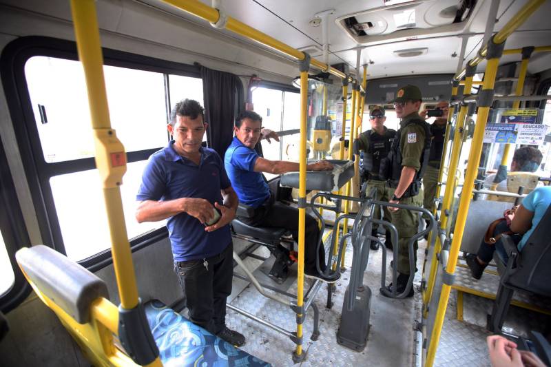 Militares do 1º Batalhão de Policiamento Militar (BPM) realizaram na manhã desta terça-feira, 15, a operação Ônibus Seguro, no bairro do Barreiro, em Belém. Quinze policiais em quatro viaturas, subordinados ao Comando de Policiamento da Capital, participaram da operação fazendo a abordagem e revista nos ônibus que circulam no perímetro, assim como a orientação aos usuários. Durante as duas horas da operação realizada nesta terça-feira, 15, pela manhã, na Pedro Álvares Cabral com Passagem Mirandinha (foto), nenhuma ocorrência foi registrada.

FOTO: THIAGO GOMES / AG. PARÁ
DATA: 15.05.2018
BELÉM - PARÁ <div class='credito_fotos'>Foto: Thiago Gomes /Ag. Pará   |   <a href='/midias/2018/originais/069b5ae1-bc2e-4372-9fe9-44dd3ca5e67d.jpg' download><i class='fa-solid fa-download'></i> Download</a></div>