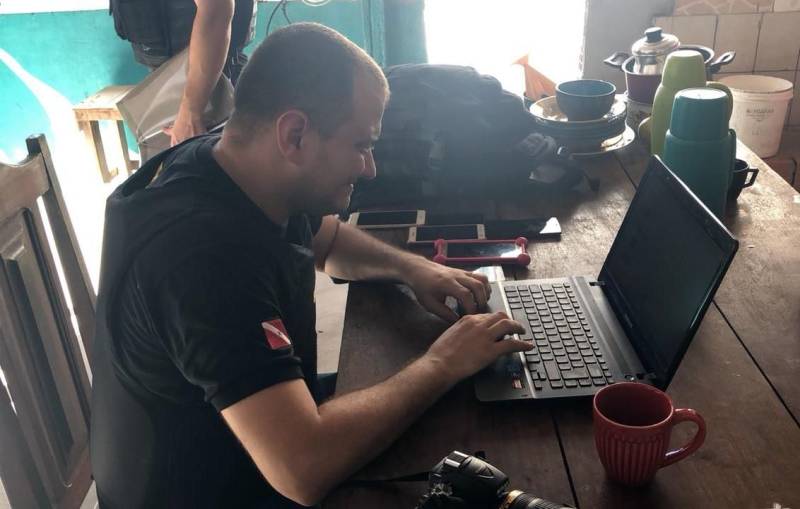 A Polícia Civil do Pará prendeu em flagrante, nesta quinta-feira (17), cinco pessoas pelo crime de pornografia infantil, em Belém, durante a Operação Luz na Infância II, deflagrada simultaneamente em 24 estados e no Distrito Federal. Ao todo, 17 mandados de busca e apreensão foram cumpridos - 15 em Belém e Ananindeua, um em Paragominas e outro em Castanhal, no nordeste paraense. Todas as prisões foram efetuadas na capital, e os detidos encaminhados para a sede da Divisão de Prevenção e Repressão a Crimes Tecnológicos (DPRCT) da Polícia Civil, no bairro do Telégrafo. A operação é coordenada nacionalmente pelo Ministério Extraordinário de Segurança Pública (MESP).
FOTO: ASCOM / POLÍCIA CIVIL
DATA: 17.05.2018
BELÉM - PARÁ <div class='credito_fotos'>Foto: Ascom / Polícia Civil | <a href='/midias/2018/originais/06b4755c-09a3-4530-afca-d34ef06d7c5c.jpg' download><i class='fa-solid fa-download'></i> Download</a></div>