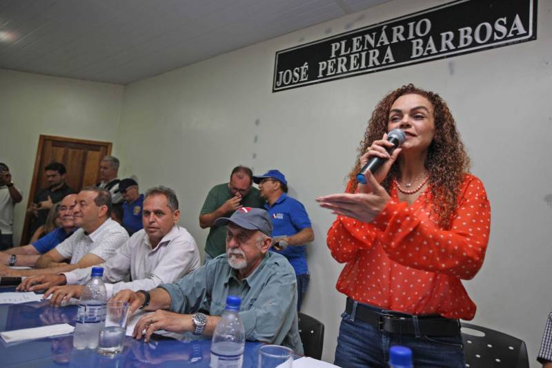 Há 35 anos a dona de casa Guardiana Feitosa é moradora da Rua 15 de Novembro, em Floresta do Araguaia, sul do Pará. Há pelo menos cinco deles não colocava as cadeiras em frente de casa para um bate papo de final de tarde. "Era lama no inverno e poeira no verão, não dava pra ficar aqui na frente", diz Guardiana. "Agora o asfalto chegou, mudou tudo". A 15 de Novembro é uma das mais importantes ruas de Floresta do Araguaia. Abriga três igrejas, três escolas e creches e cerca de 30 pontos comerciais. Cerca de quinhentos moradores vivem ali. O Asfalto na Cidade, programa do Governo do estado que tem como principal objetivo ampliar a mobilidade e acessibilidade nas áreas urbanas do Estado, chegou à Floresta do Araguaia asfaltando a Rua 15 de Novembro e outras seis vias próximas, num total de três quilômetros de asfalto de qualidade superior, além de meio fio. O governador Simão Jatene foi à Floresta do Araguaia entregar as obras à comunidade. Com ele, estavam o senador Flexa Ribeiro (PSDB/PA); a secretária Extraordinária de Municípios Sustentáveis; Izabela Jatene (foto), o presidente da Assembleia Legislativa do estado, deputado Márcio Miranda; os deputados Cilene Couto e Celso Sabino e o ex-governador Carlos Santos.
FOTO: ANTÔNIO SILVA / AG. PARÁ
DATA: 25.06.2018
FLORESTA DO ARAGUAIA - PARÁ <div class='credito_fotos'>Foto: Antônio Silva/Ag. Pará | <a href='/midias/2018/originais/06b5838d-eb02-4f1c-9a0e-d81f7a9a2da6.jpg' download><i class='fa-solid fa-download'></i> Download</a></div>