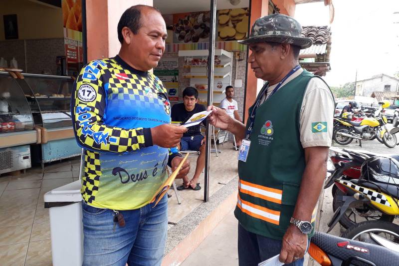 A partir desta sexta-feira, 28, o Departamento de Trânsito do Estado (Detran), através dos 45 agentes de fiscalização, vai garantir a segurança viária dos primeiros 18 quilômetros da BR 316. A operação segue até a próxima terça-feira, 1° de janeiro. Como parte das ações da Operação Boas Festas do Governo do Estado, equipes de agentes de educação do Detran estão nos municípios de Bragança, Salinópolis, Soure, Marapanim/Marudá, Salvaterra, Santa Bárbara do Pará, além do distrito de Mosqueiro, onde permanecerão até a próxima terça.

FOTO: ASCOM DETRAN
DATA: 28.12.2018
BELÉM - PARÁ



 <div class='credito_fotos'>Foto: ASCOM DETRAN   |   <a href='/midias/2018/originais/06bc37c5-8ca1-4c1d-aaf0-e5ee09aec0b1.jpg' download><i class='fa-solid fa-download'></i> Download</a></div>