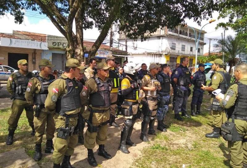 Nenhuma ocorrência grave foi registrada, no bairro do Tapanã, pelo Centro Integrado de Operações (CIOP) desde a última quinta-feira (11) até às 6h da manhã desta segunda-feira (19). Esse resultado se deve a ação integrada dos órgãos do Sistema de Segurança Pública do estado e município, chamada de “Operação Ocupação”. No total, foram utilizados 293 viaturas e 113 motos no reforço do policiamento. Para o coronel Marco Antônio Rocha, chefe do Departamento Geral de Operações da Polícia Militar, a “Ocupação Tapanã”, como foi batizada a operação no bairro do Tapanã, obteve números positivos devido ao comprometimento dos agentes envolvidos e à integração entre os órgãos de segurança.
FOTO: ASCOM / POLÍCIA MILITAR
DATA: 19.03.2018
BELÉM - PARÁ <div class='credito_fotos'>Foto: Ascom Polícia Militar | <a href='/midias/2018/originais/06bc61a5-ae00-4f70-8f70-3a5246febac8.jpg' download><i class='fa-solid fa-download'></i> Download</a></div>