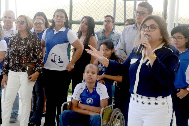 O Distrito de Icoaraci, em Belém, ganhou mais uma escola. Nesta sexta-feira (15), a Secretaria de Estado de Educação (Seduc) inaugurou a obra da Escola Estadual de Ensino Fundamental e Médio Professor Jorge Lopes Raposo. Construída integralmente, a unidade faz parte de um pacote de mais de 100 projetos de novas escolas, reformas e ampliações que a Seduc está executando em 53 municípios. A obra concluída foi recebida como fator motivacional de novo posicionamento da escola no Índice de Desenvolvimento da Educação Básica (Ideb). A inauguração reuniu a comunidade escolar e se transformou numa festa que congregou alunos, professores, dirigentes e os gestores da Seduc, liderados pela secretária Ana Claudia Serruya Hage (foto).
FOTO: ELISEU DIAS / ASCOM SEDUC
DATA: 15.06.2018
BELÉM - PARÁ <div class='credito_fotos'>Foto: Eliseu Dias / Ascom Seduc | <a href='/midias/2018/originais/06c45a0d-9d88-499f-8ca3-70da6544826a.jpg' download><i class='fa-solid fa-download'></i> Download</a></div>