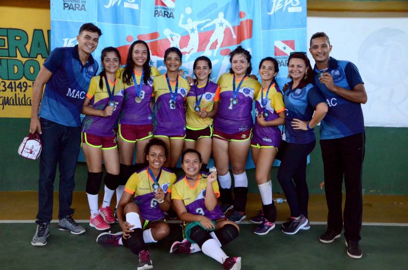 A Regional Mocajuba dos Jogos Estudantis Paraenses (JEPs), que ocorreu de 16 a 20 deste mês reunindo municípios do Baixo Tocantins, foi encerrada com festa no final de semana, pelos atletas que garantiram vagas na Etapa Estadual da competição, marcada para o período de 19 a 22 de junho, na Arena Guilherme Paraense, em Belém, com as finais transmitidas ao vivo pela TV Cultura do Pará. Na foto, modalidade Voleibol Feminino/Categoria B - Município de Igarapé-Miri/Escola Estadual Manoel Antônio de Castro
FOTO: ELISEU DIAS / ASCOM SEDUC
DATA: 20.05.2018
MOCAJUBA - PARÁ <div class='credito_fotos'>Foto: Eliseu Dias / Ascom Seduc | <a href='/midias/2018/originais/06c4d081-0e13-4c3d-ae53-6e072356c953.jpg' download><i class='fa-solid fa-download'></i> Download</a></div>