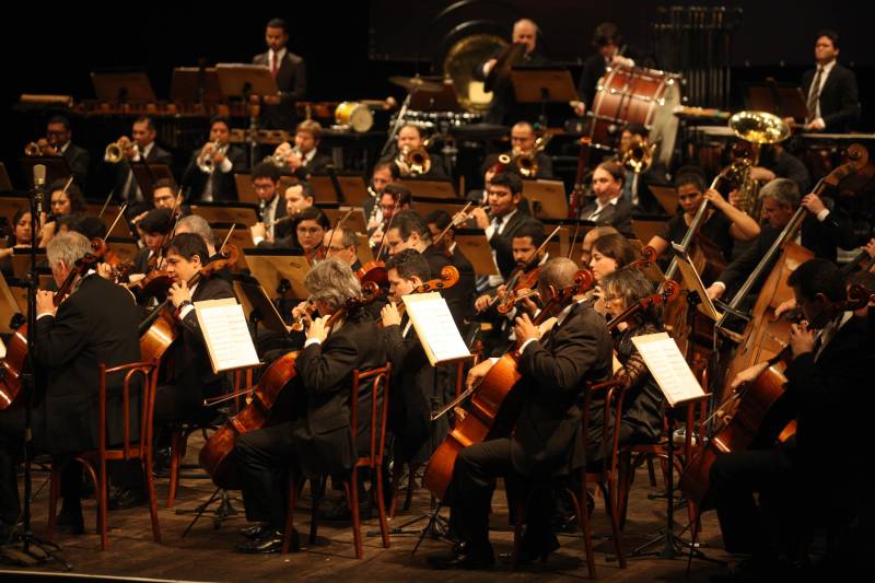“Quero agradecer ao Governo do Pará pela realização de mais esse festival enquanto nós estamos há três meses sem receber salários”. Foi com essa fala que o maestro Tobias Volkmann, músico da Orquestra Sinfônica do Theatro Municipal do Rio de Janeiro encerrou o XXX Festival Internacional de Música do Pará ( Fimupa), arrancando aplausos calorosos do público no Theatro da Paz na noite deste domingo, 11. Na foto, cordas, sopros e percussão.

FOTO: CLÁUDIO SANTOS / ARQUIVO AG. PARÁ
DATA: 11.06.2017
BELÉM - PARÁ <div class='credito_fotos'>Foto: Cláudio Santos/ Ag. Pará   |   <a href='/midias/2018/originais/06c54da5-8af1-4fb6-9425-b09085fe2705.jpg' download><i class='fa-solid fa-download'></i> Download</a></div>