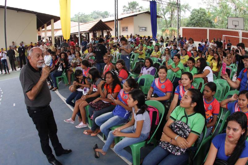 Um painel, no pátio da Escola Estadual de Ensino Médio Ruth Guimarães Ferreira, no distrito de Murinim, em Benevides, mostra 16 alunos da unidade aprovados nos últimos vestibulares. Desses, 12 irão estudar na Universidade Federal do Pará (UFPA). São os primeiros resultados de um processo que começou há nove meses, quando a escola entrou em reforma e ampliação. A nova “Ruth Guimarães Ferreira” foi entregue oficialmente nesta segunda-feira, 26, pelo governador Simão Jatene. Reformada e ampliada, a escola tem agora seis salas de aula; quatro laboratórios (multiuso, multidisciplinar, informática e de leitura); cozinha; refeitório e dispensa; quadra poliesportiva, vestiários feminino e masculino; área de convivência; sala para Atendimento Educacional Especializado (AEE) e acessos para pessoas com deficiência. Espaços de sobra para seus 892 alunos, distribuídos em três turnos do Ensino Médio. A obra custou R$ 2,446 milhões.
FOTO: CRISTINO MARTINS / AG. PARÁ
DATA: 26.03.2018
BENEVIDES - PARÁ <div class='credito_fotos'>Foto: Cristino Martins/Ag. Pará | <a href='/midias/2018/originais/06dac02a-471c-4a58-8f63-ba6486d60beb.jpg' download><i class='fa-solid fa-download'></i> Download</a></div>